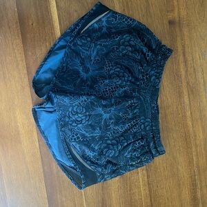 Lululemon Hotty Hot short 2.5in